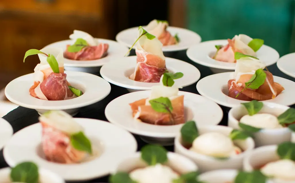 unsplash_V98W_4pCrVA_vip catering.webp